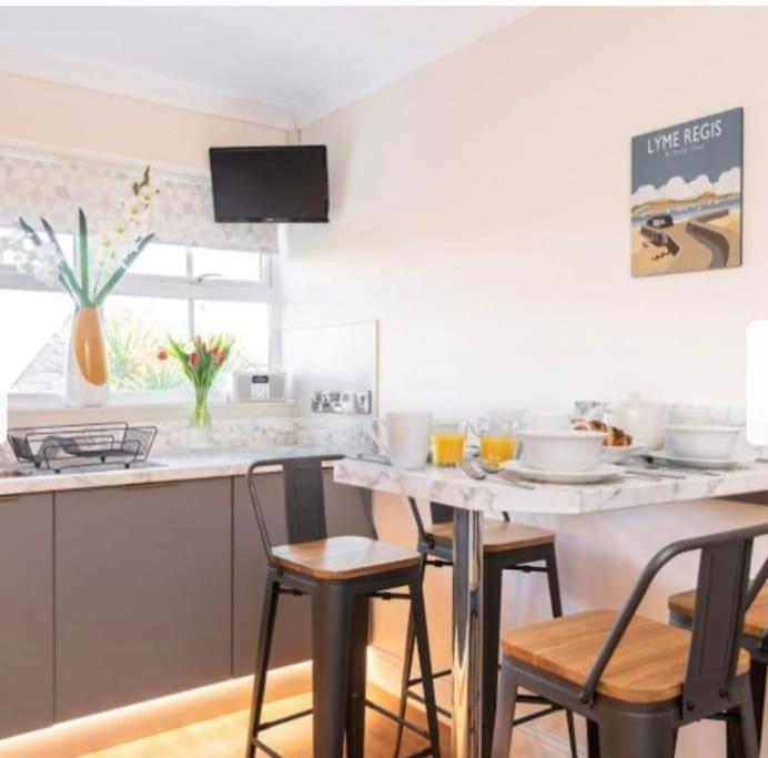 Beautiful Large Property, Sleeps 9 Walking Distance To The Sea , Beaches And Restaurants Fantastic Interior Lyme Regis Esterno foto