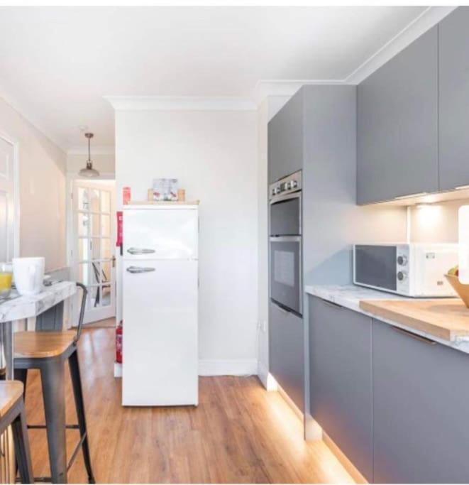 Beautiful Large Property, Sleeps 9 Walking Distance To The Sea , Beaches And Restaurants Fantastic Interior Lyme Regis Esterno foto